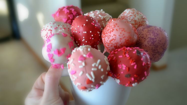 Lupakan Cokelat Buat 14 Februari. Mending Kasih Dia 22 Cake Pops Ini!