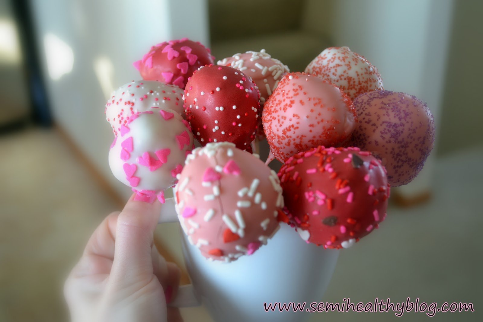 Lupakan Cokelat Buat 14 Februari. Mending Kasih Dia 22 Cake Pops Ini!