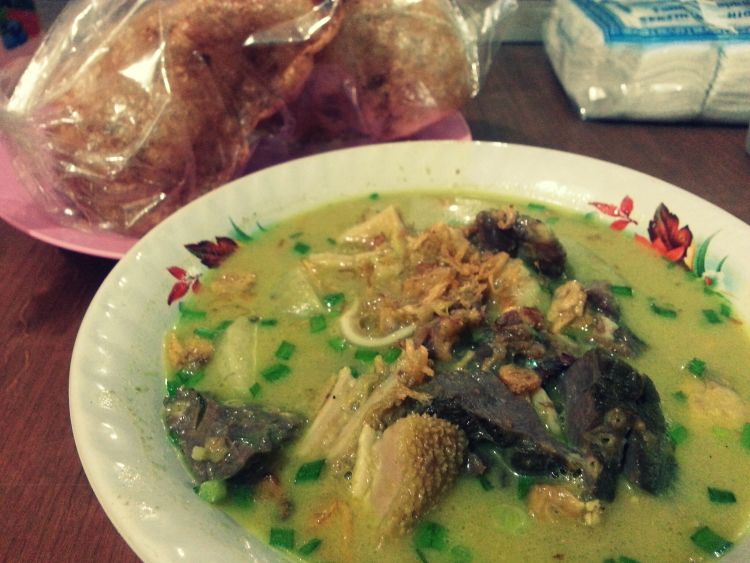 Kuahnya mirip soto. :3