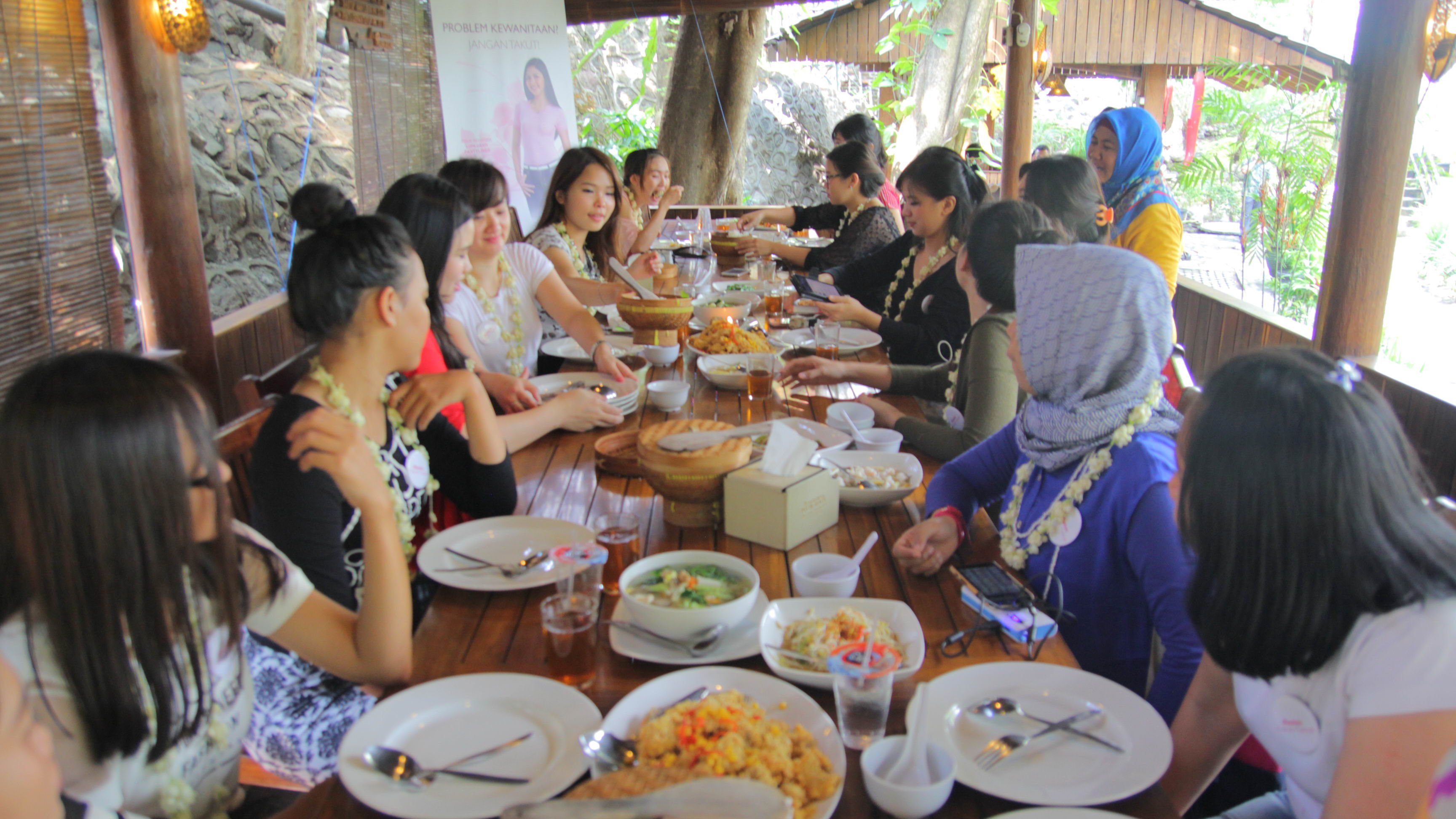 Sesekali nikmatin kuliner ala keluarga kerajaan...