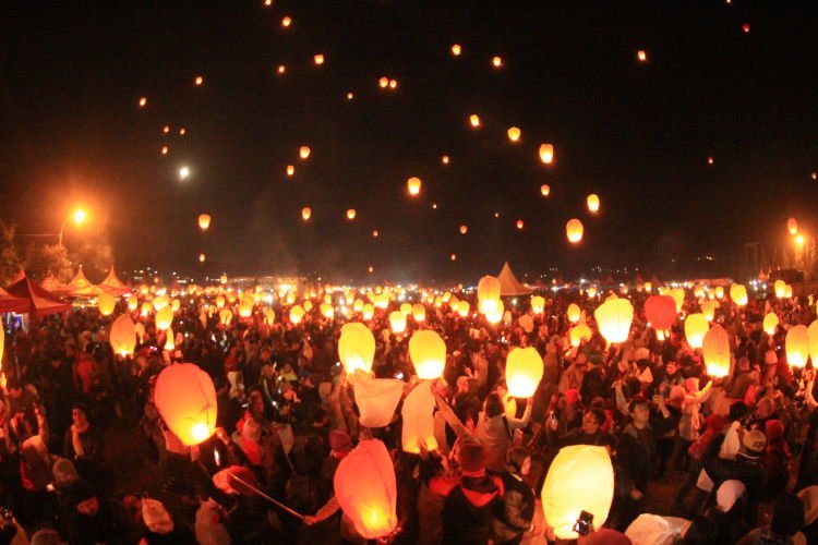 indahnya malam dieng penuh lampion