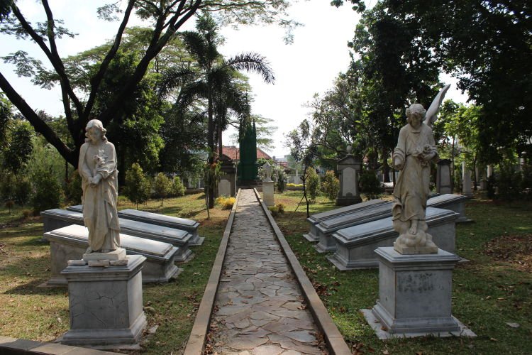 Penampakan patung-patung di Taman Museum Prasasti.