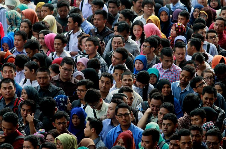 Udah antri panas-panasan nyaris pingsan, eh taunya kamu belum berhasil masuk ke gedungnya. Yaudah, Tuhan kan berikan jalan.