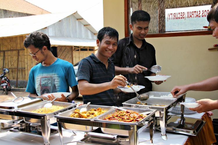 Pergi kondangan. Biar dapet makan gratis.