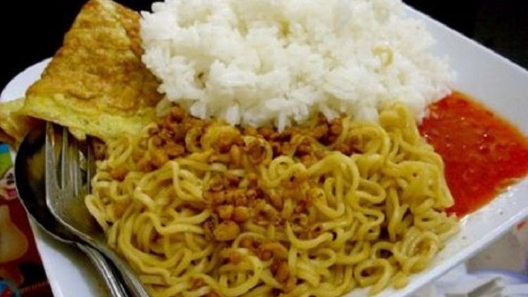 7 Fakta Ini Bakal Bikin Kamu Nggak Lagi-Lagi Sering Makan Mie Instan Campur Nasi