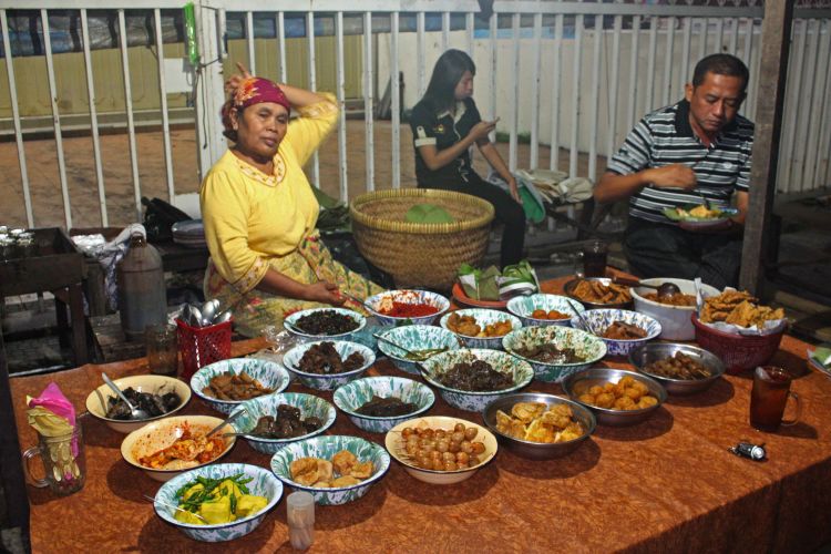 Nasi Jamblang ini selalu ramai pengunjung.