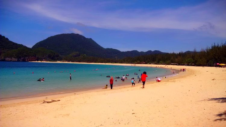 Pasir putih yang membentang di sepanjang pantai Lampuuk.