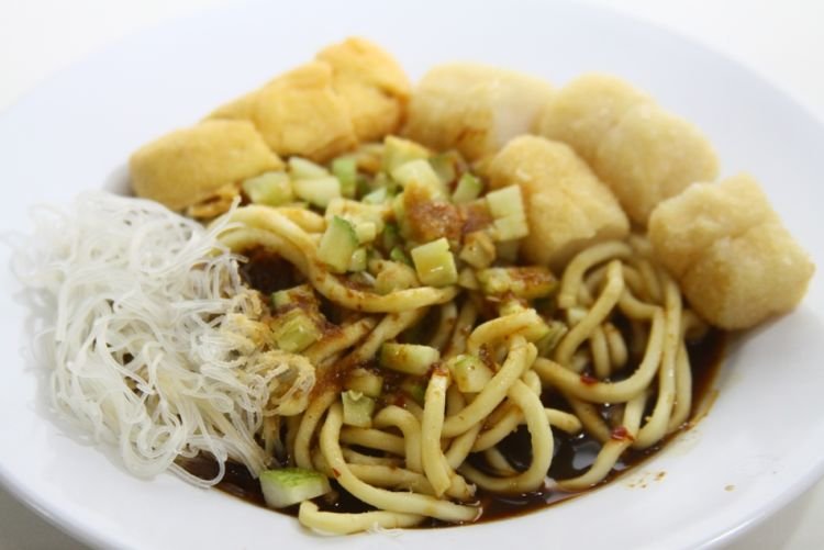 Rujak mie Palembang, bisa kamu tambahin bihun kalau suka.