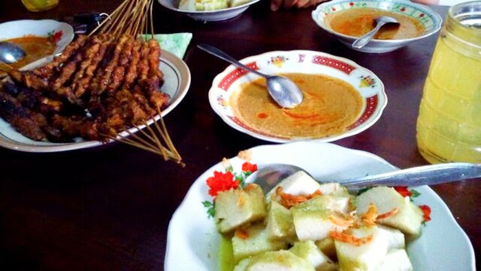 Sate Ayam Pak Teguh Blora