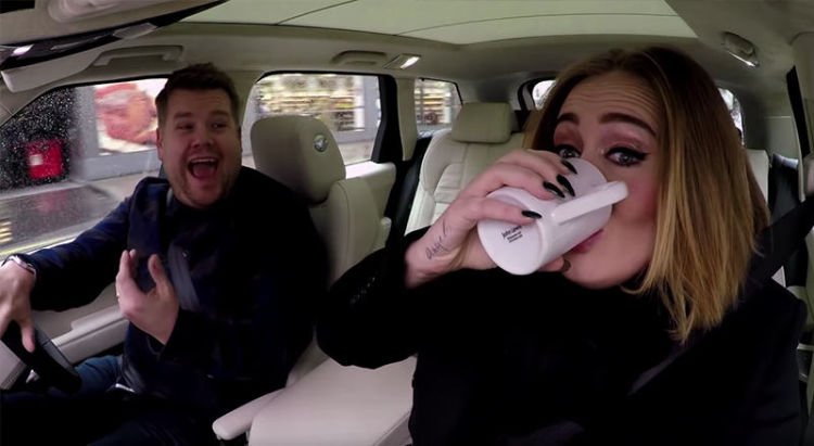 Carpool karaoke-nya Adele. Di acara ini sifat humble-nya Adele kelihatan banget lho.