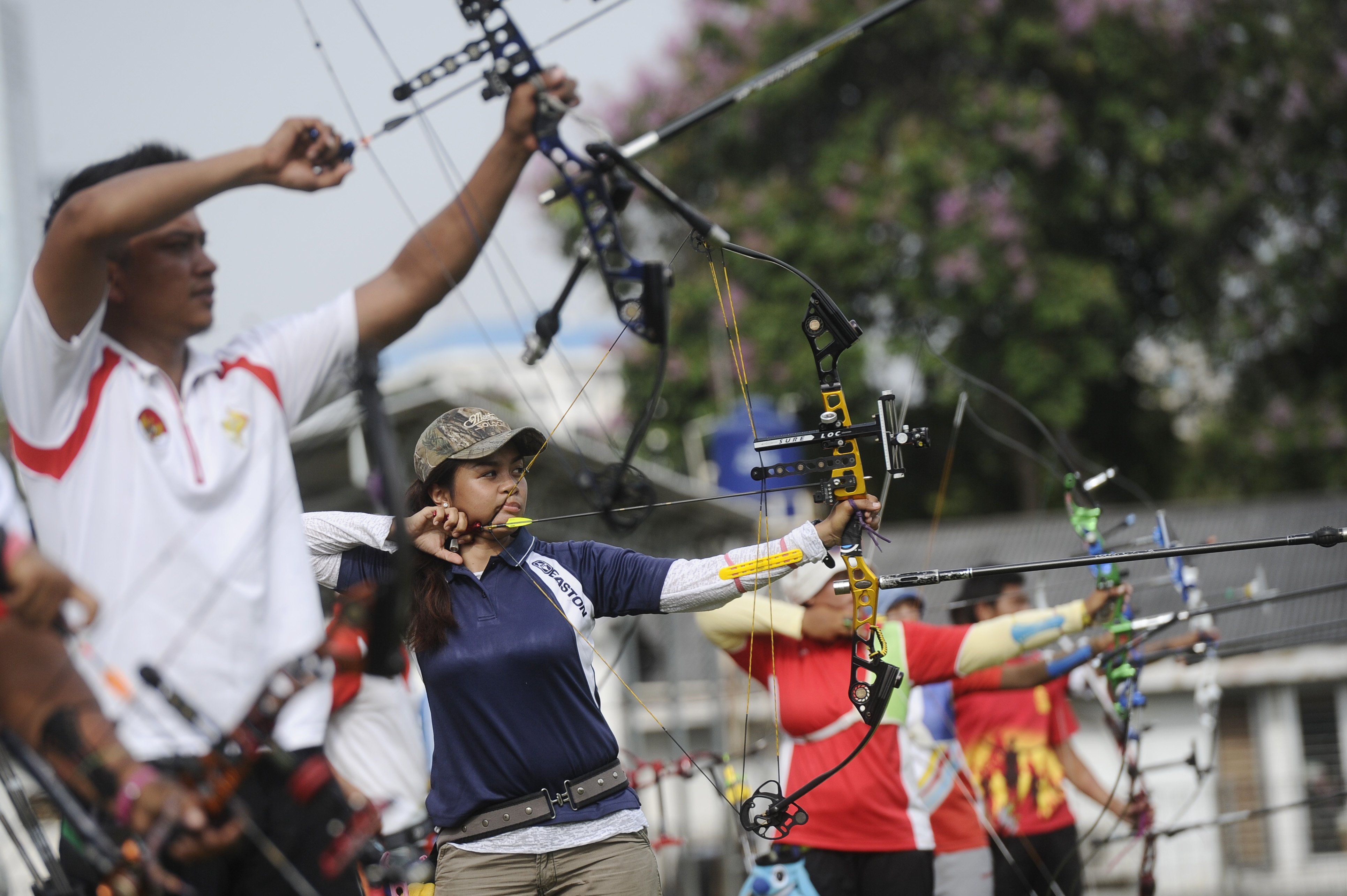 Atlet panahan Indonesia bersiap melepaskan anak panah ke sasaran ketika mengikuti pelatnas panahan di Lapangan Panahan Senayan, Jakarta, Jumat (13/3). Sebanyak 16 atlet akan terjun pada kelas recurve dan coumpound dalam ajang SEA Games 2015 Singapura dengan target tiga medali emas. ANTARA FOTO/Wahyu Putro A/mes/15