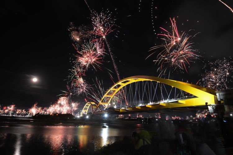 Ratusan kembang api ditembakkan ke udara di dekat Jembatan Kuning yang menjadi ikon Kota Palu pada malam pergantian tahun di Palu, Sulawesi Tengah, Jumat (1/1) dinihari. Perayaan pergantian tahun di Palu secara khusus dan Sulawesi Tengah secara umum berlangsung aman dan lancar meskipun aparat menetapkannya dalam kondisi siaga satu. ANTARA FOTO/Basri Marzuki/foc/16.