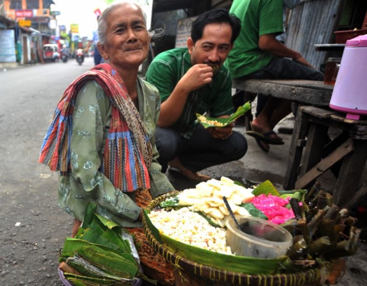 jajanan pasar lebih murah dan enak kok