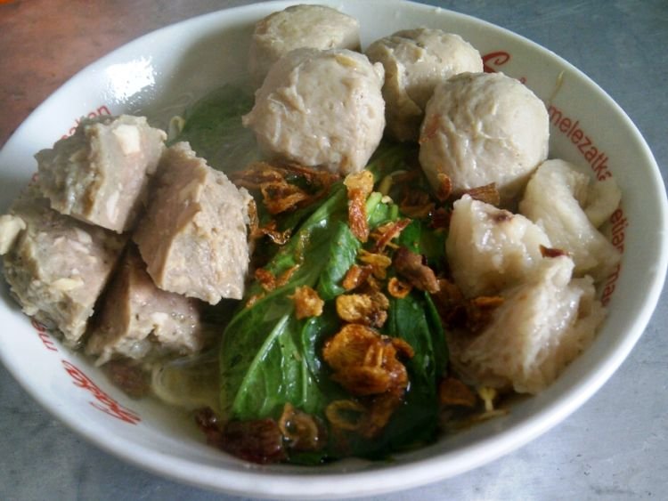 makan bakso panas-panas pas lagi hujan? hmm....