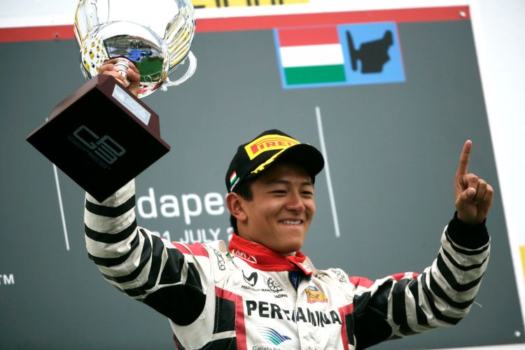 Resmi Masuk Formula 1 Setelah 16 Tahun Berjuang: Selamat ya Rio Haryanto, Calon Imam Kita Bersama!