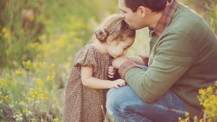 Untuk Ayah Kesayanganku. Dari Aku, yang Sampai Kapanpun Akan Jadi Putri Kecilmu