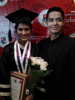 Alyssa ditemani Dude saat wisuda.