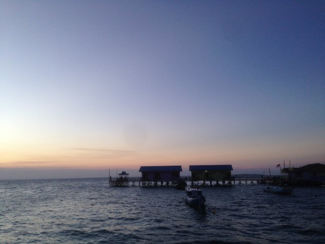 Sunset di Derawan, bikin kamu lupa kalau kamu lagi kesepian.