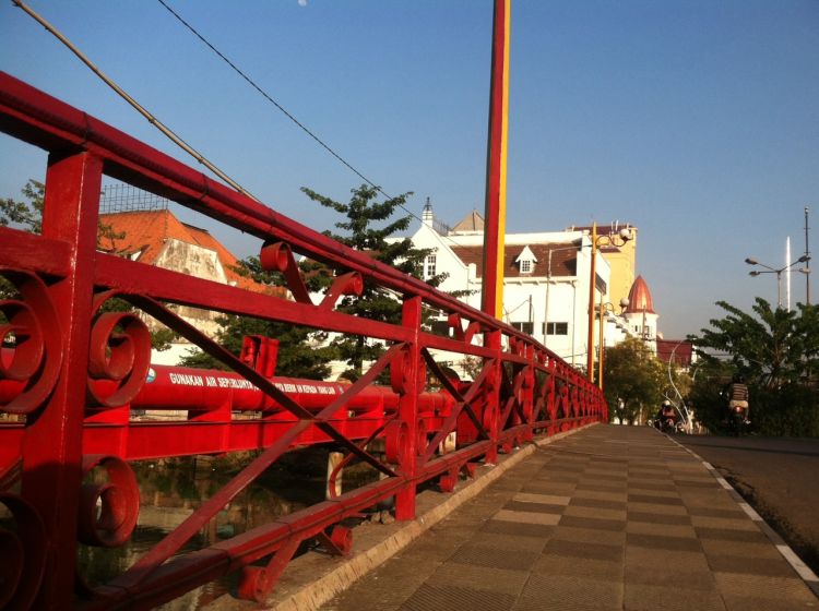 Penampakan Jembatan Merah di siang hari. Aman.