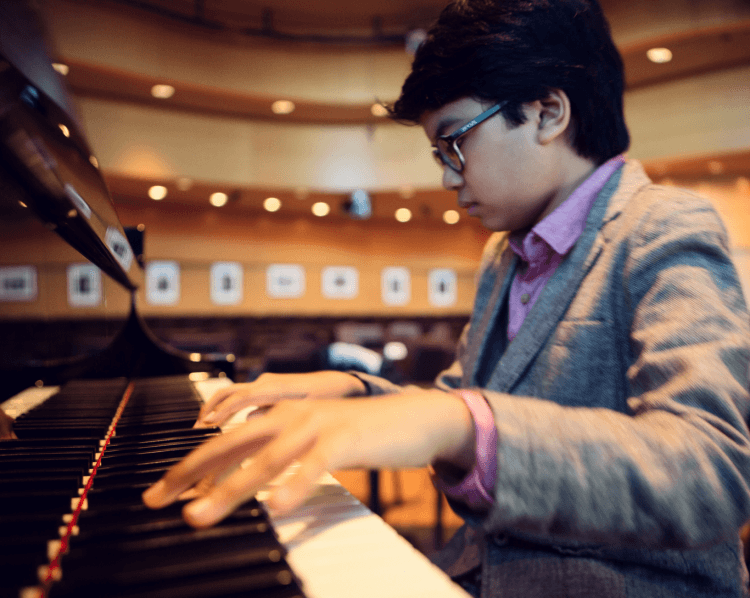 Pianist muda dan keren, nih