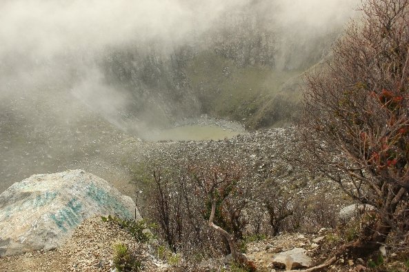 kawah jalatunda di puncak sindoro