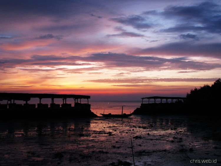 Sunset di Pantai Kenjeran, Surabaya.