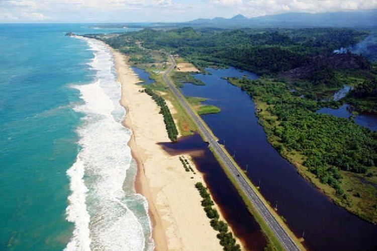 Air pantai yang tenang.