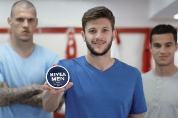 Tuh pemain bola aja pakai body lotion via liverpoolecho.co.uk