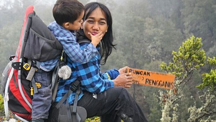 Petualangan Mom dan Max, Ibu dan Anak yang Menjelajah 15 Gunung. Kisah Inspiratif Untuk Anak Muda Indonesia!