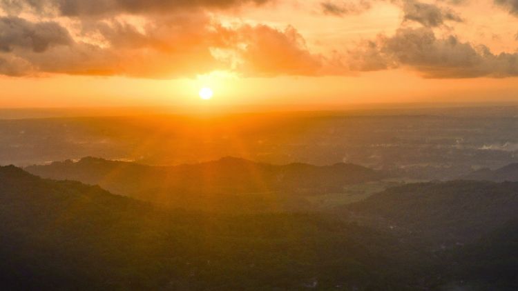 Menikmati Senja Di Puncak Becici Yogyakarta