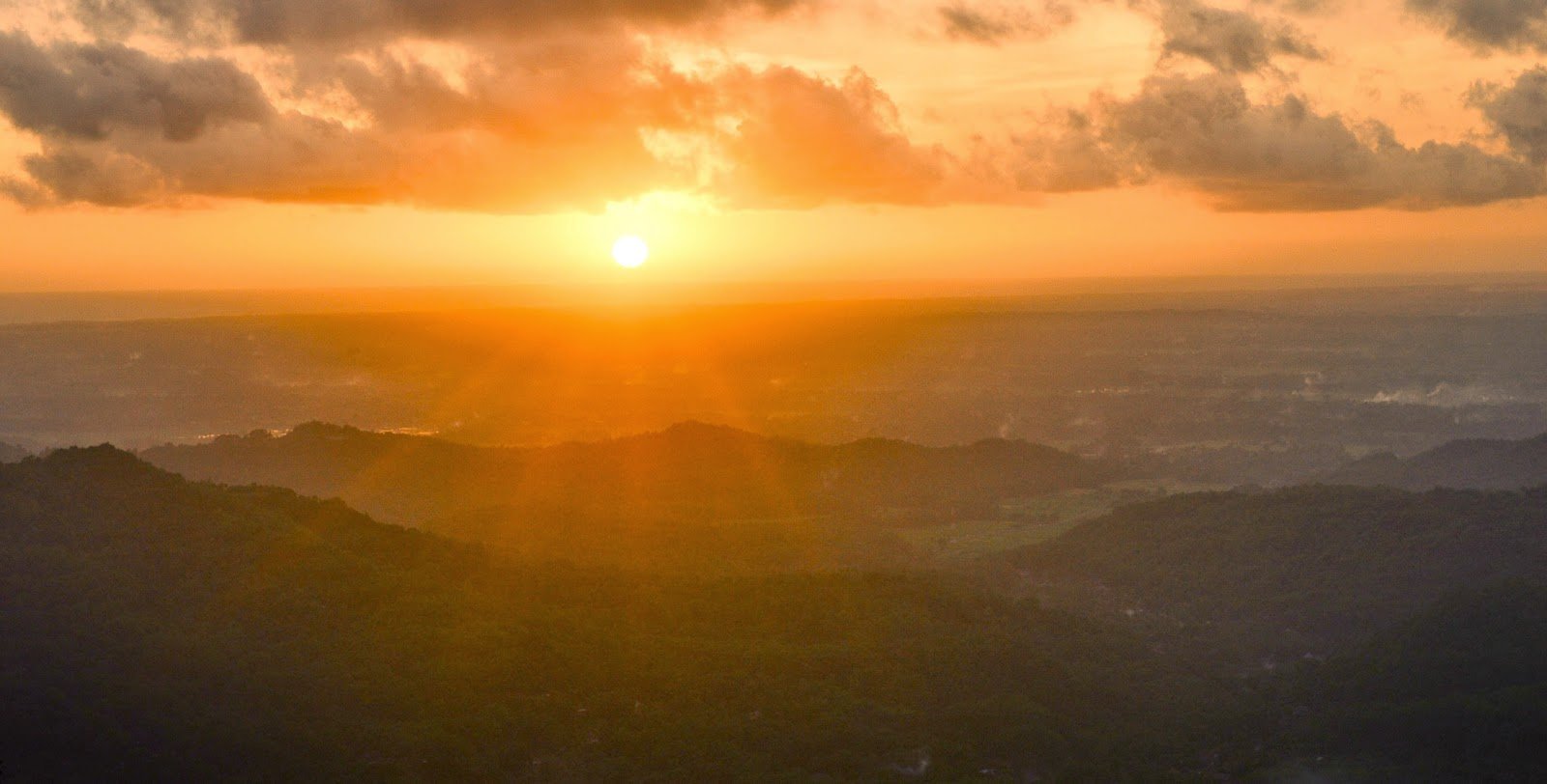 Menikmati Senja Di Puncak Becici Yogyakarta