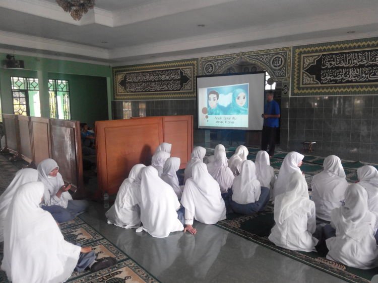 yang alim-alim juga banyak dari kelas IPS lho