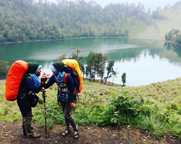 Teman ceweklah yang harus nemenin ganti pembalut!