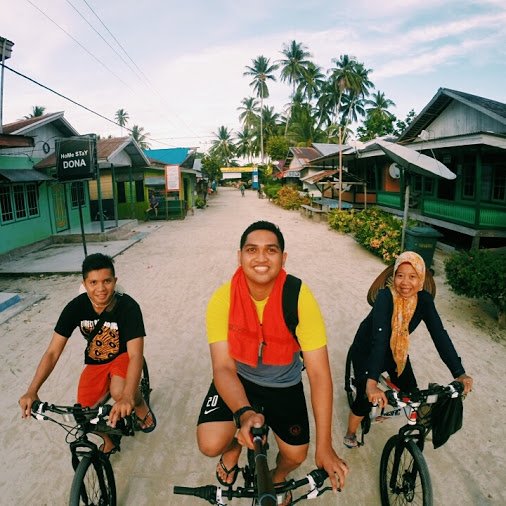 Bersepeda menyusuri Derawan.