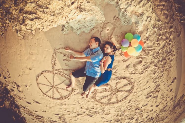 kalau lagi main ke pantai, jangan lupa isengin pasirnya ya biar unik