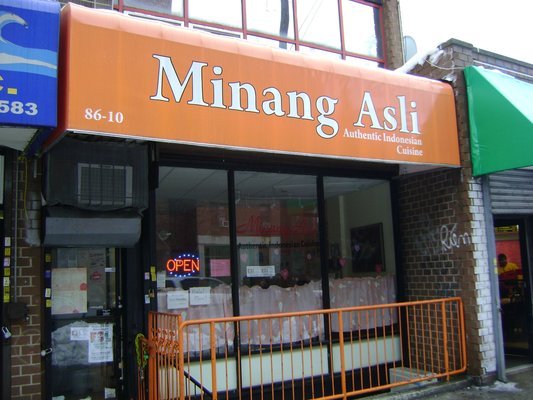 Restoran Padang di Whitney Avenue, Elmhurst, New York. Jarang banget 'kan yang tulisannya pakai Minang ;(