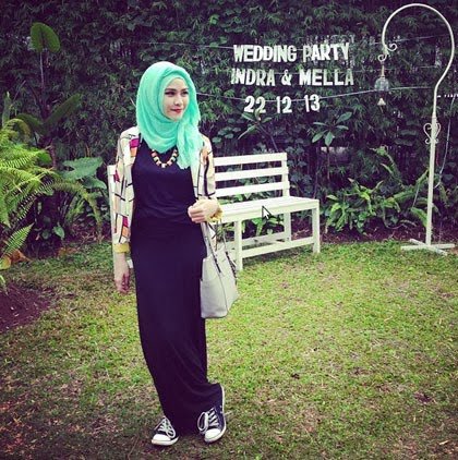 Zaskia memadukan dress hitam dengan sneakers, untuk kamu yang ingin tampil ga terlalu girly dengan dress.