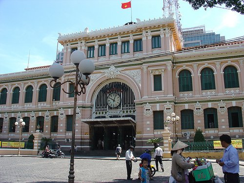 Saigon Post Office yang berarsitektur klasik.