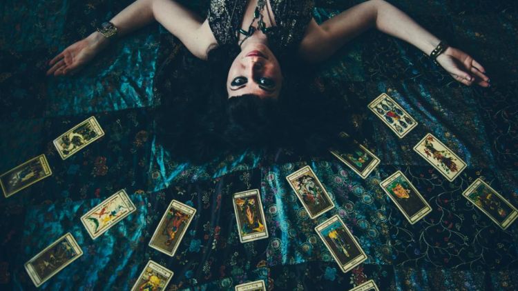 8 Alasan Kenapa Kamu Perlu Berhenti Penasaran Sama Tarot dan Zodiak Mulai Sekarang