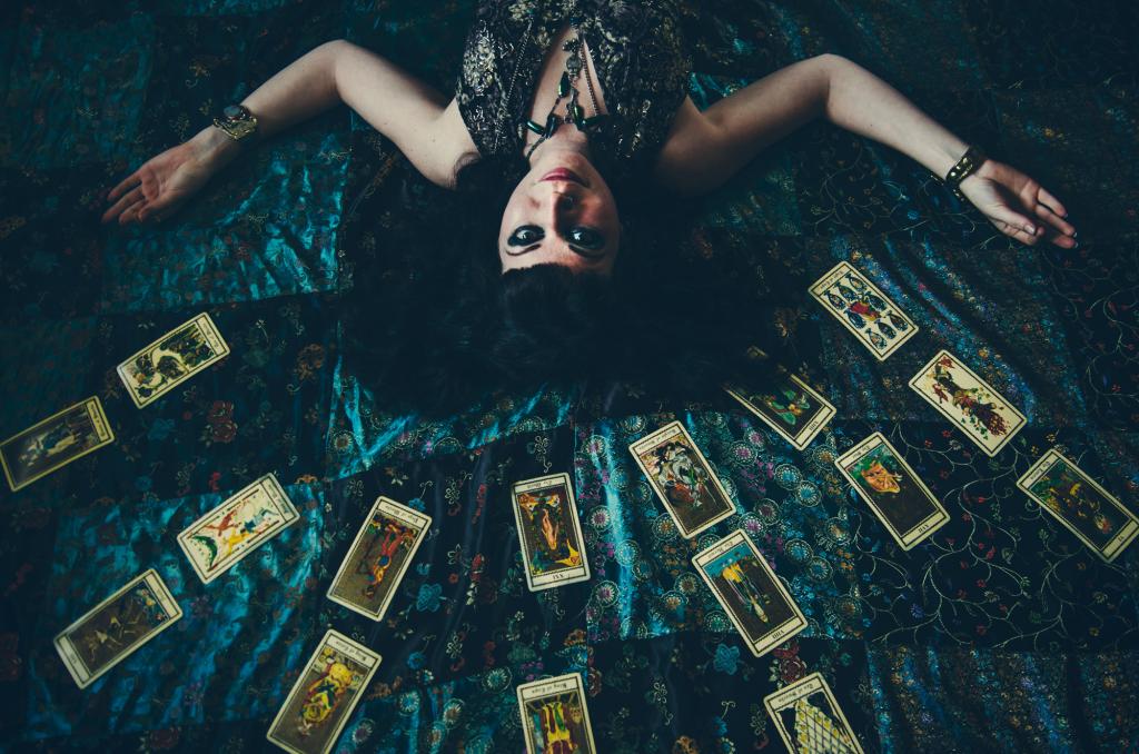 8 Alasan Kenapa Kamu Perlu Berhenti Penasaran Sama Tarot dan Zodiak Mulai Sekarang