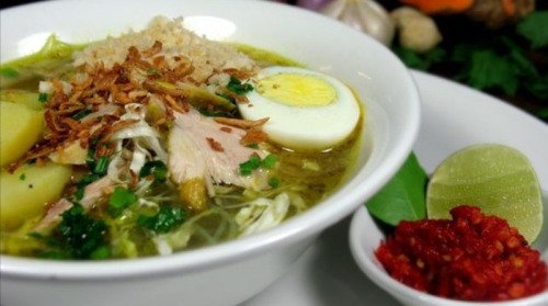 makan soto gak cuma daging aja, tapi ada telur dan sayurnya