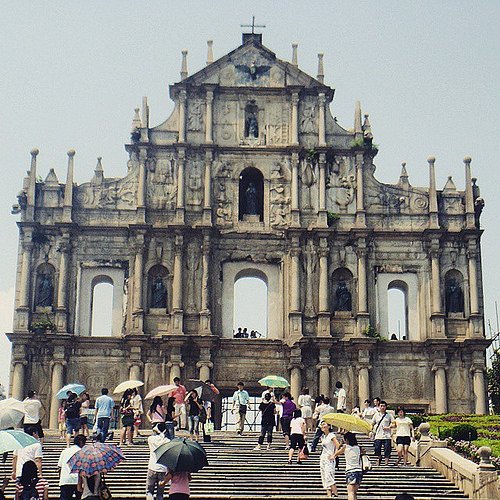 Jangan lupa berselfie di katedral ternama ini ya.