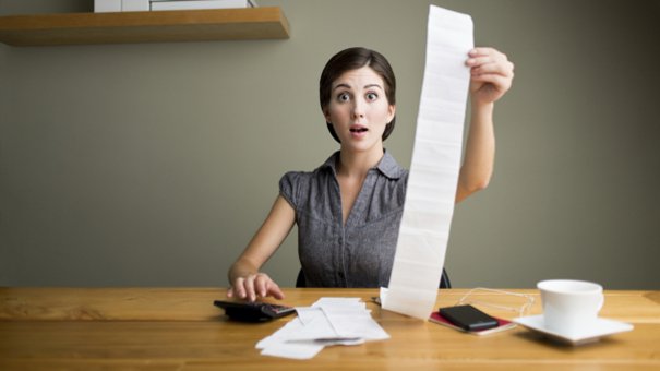 woman_with_receipts_000047774388