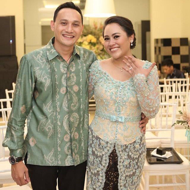 Bahagianya yang Mau Lamaran. Supaya Tidak Bingung, Inilah 11 Ide Kebaya Modern yang Akan Menemanimu Hingga Ke Prosesi Lamaran Sakral nan Berkesan