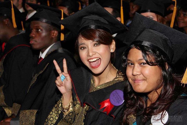 Saat Acha diwisuda, Desember 2011.