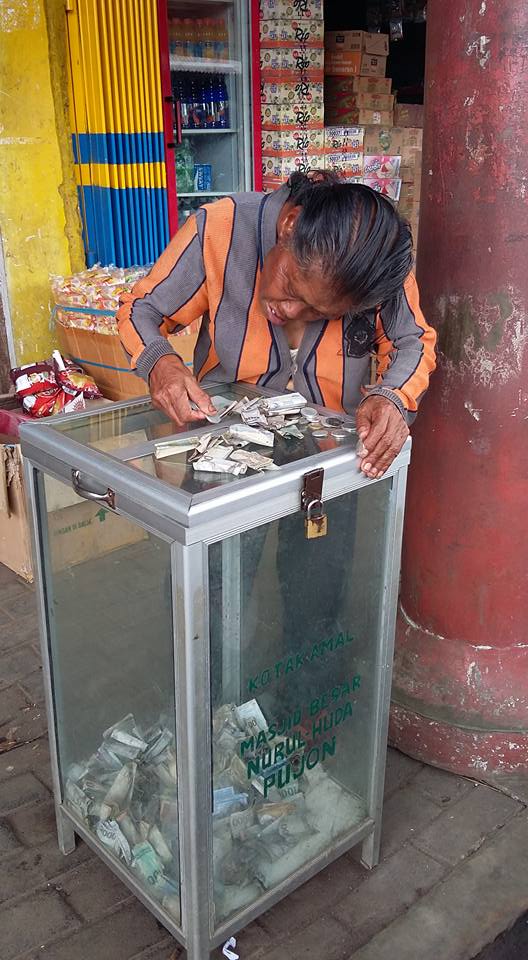 Tetap berbagi tanpa kenal lelah