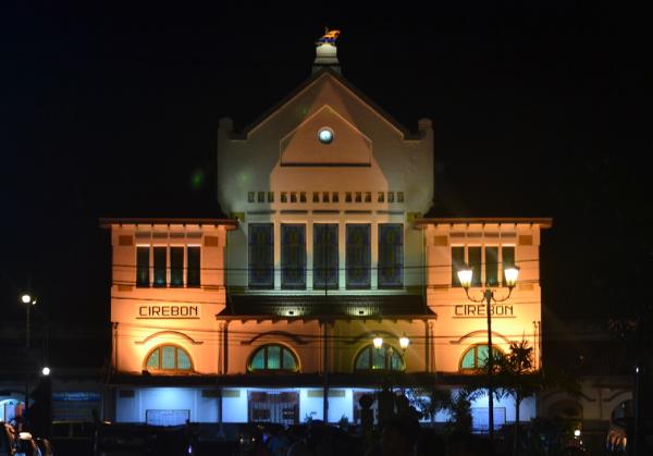 stasiun cirebon di waktu malam