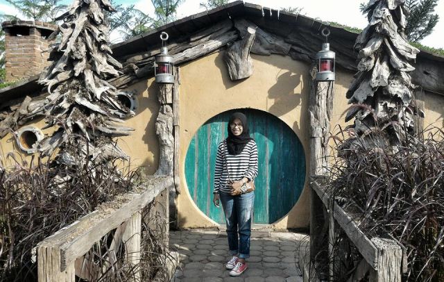 Berfoto didepan rumah Hobbit