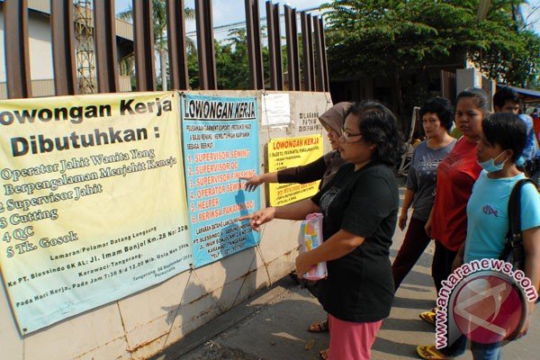 sekalian lewat, sekalian lihat-lihat sekitar gedung kantor ya