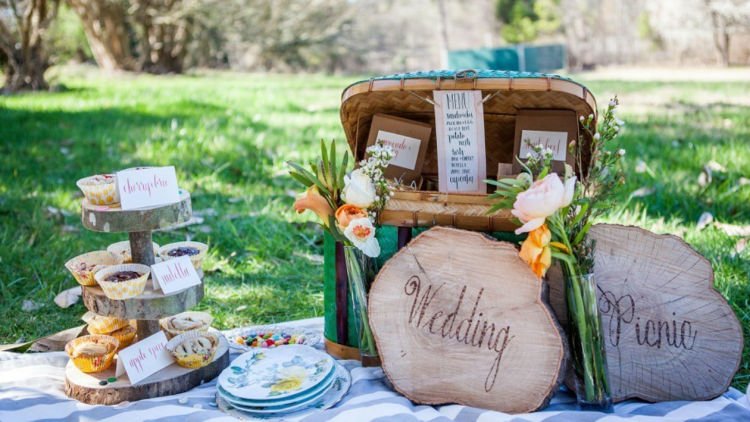 Jika Kamu dan Dia Ingin Resepsi Pernikahan Yang Santai dan Berkesan, Picnic Wedding Mungkin Bisa Jadi Pilihan.